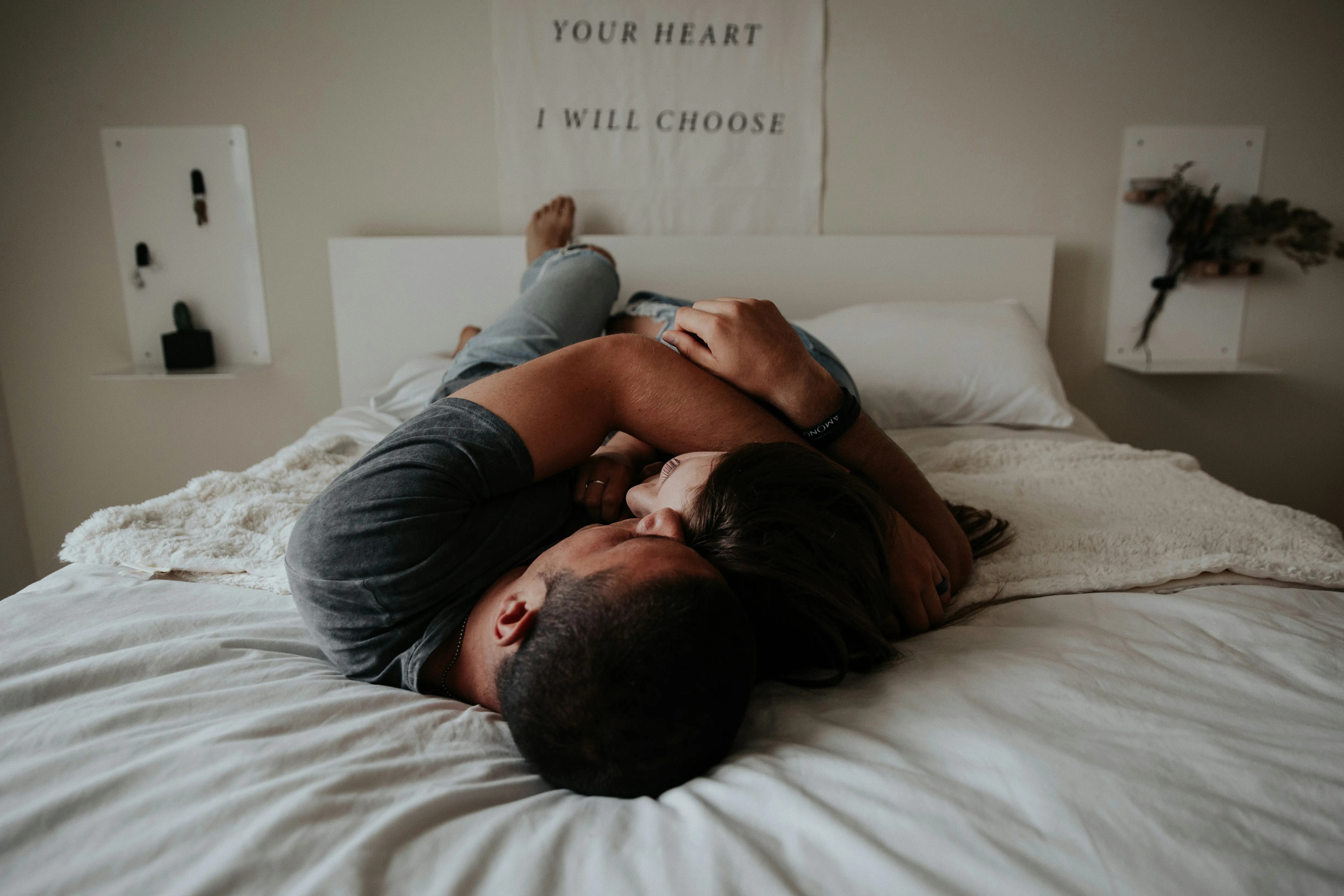 ベッドで抱き合うカップルの画像