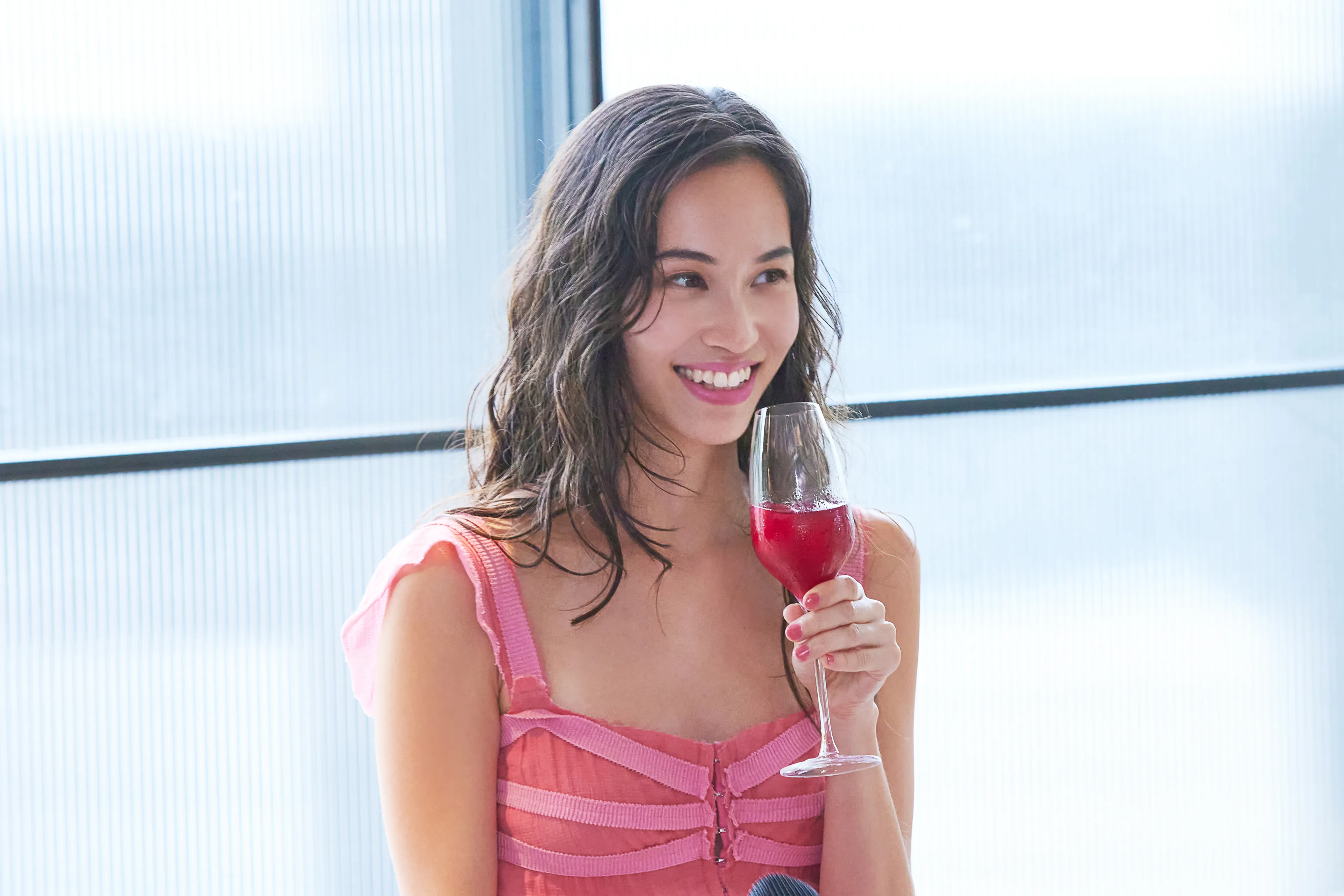 はまなすピンクのカクテルを飲む水原希子さん