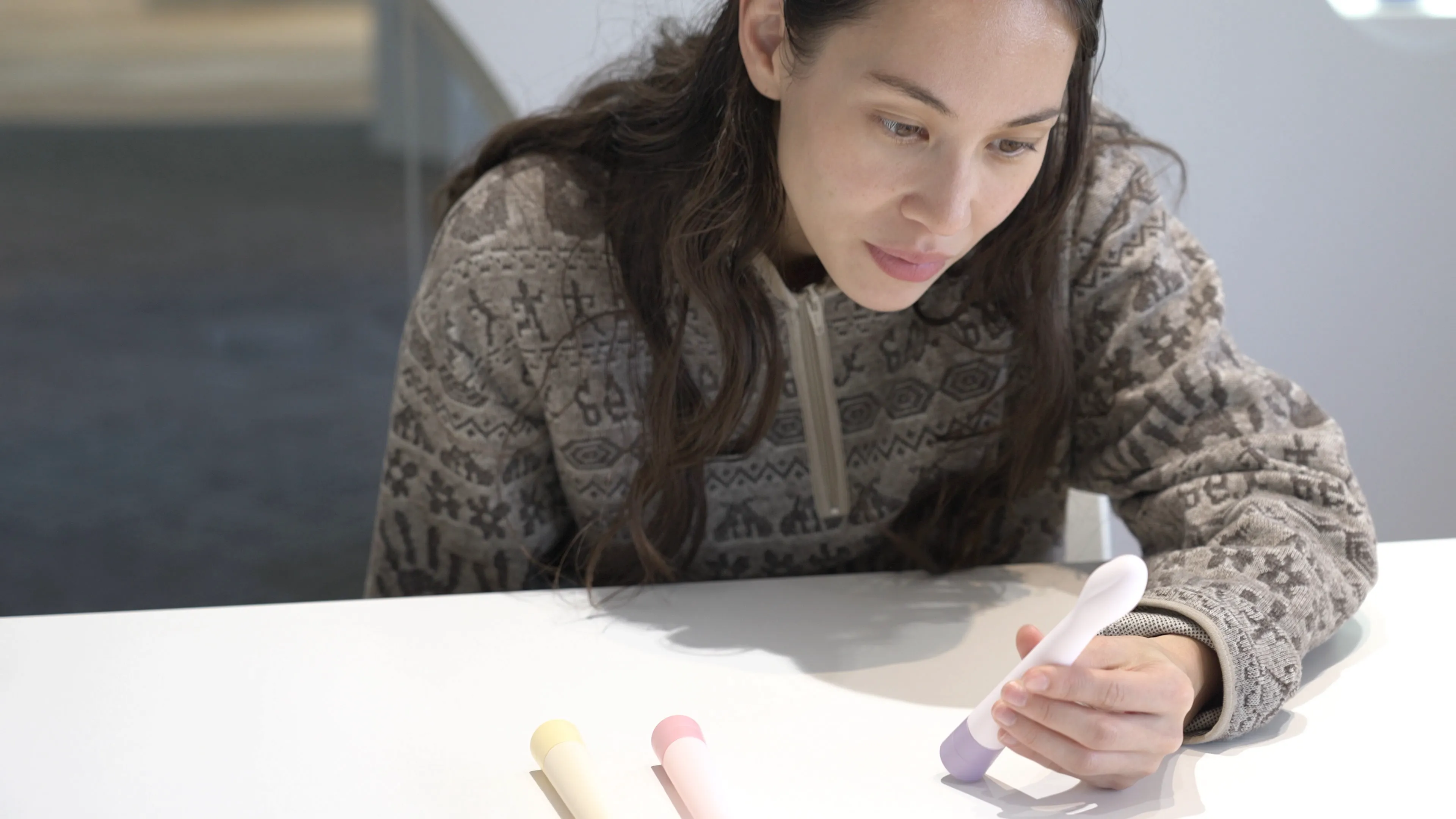Kiko confirming the color of the iroha koharu SUIREN