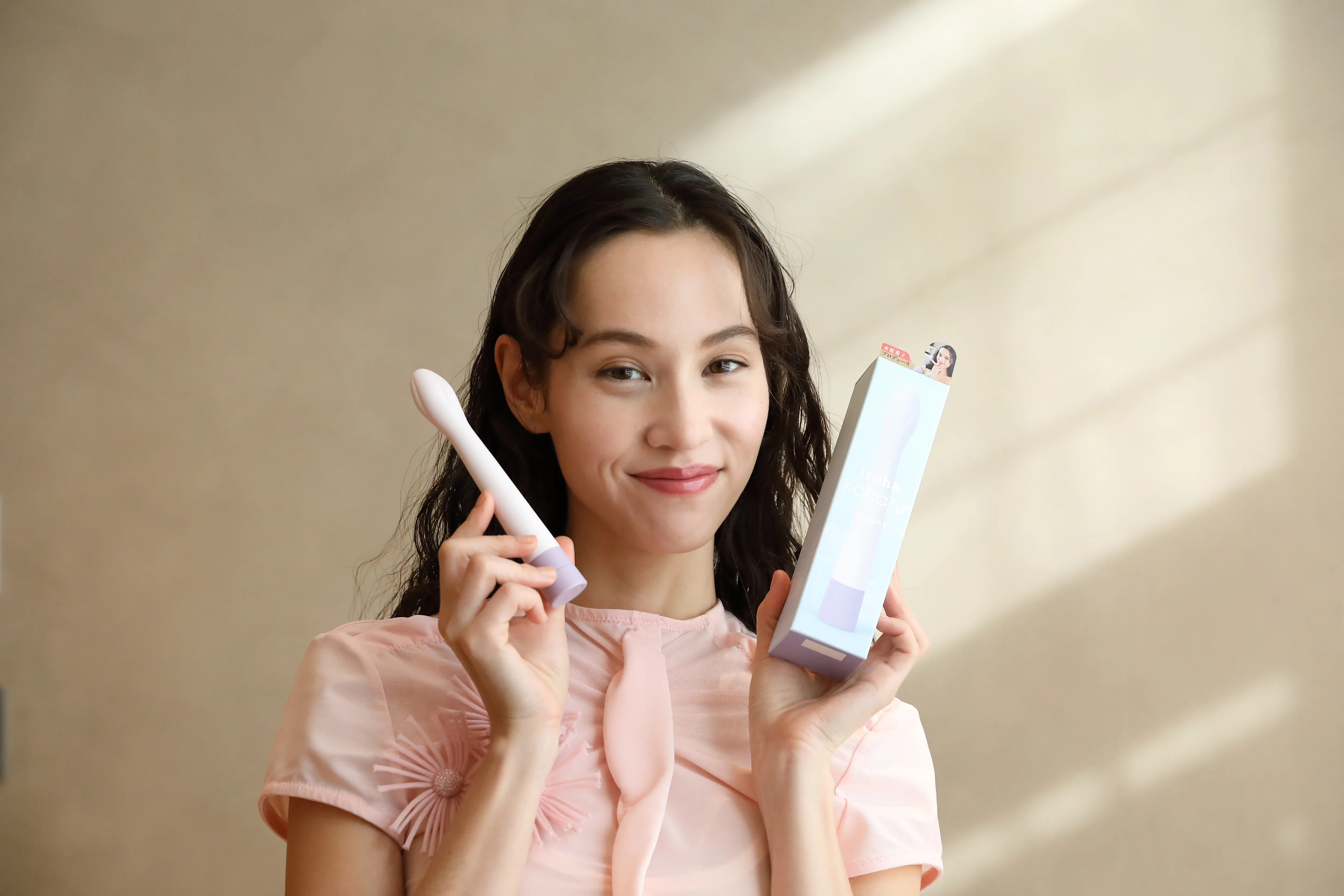 完成品のirohakoharuSUIRENを手に持つ水原さん