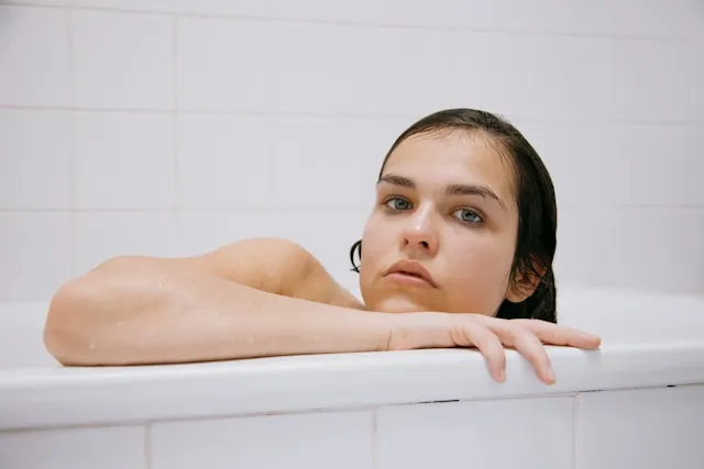 入浴中の女性_画像